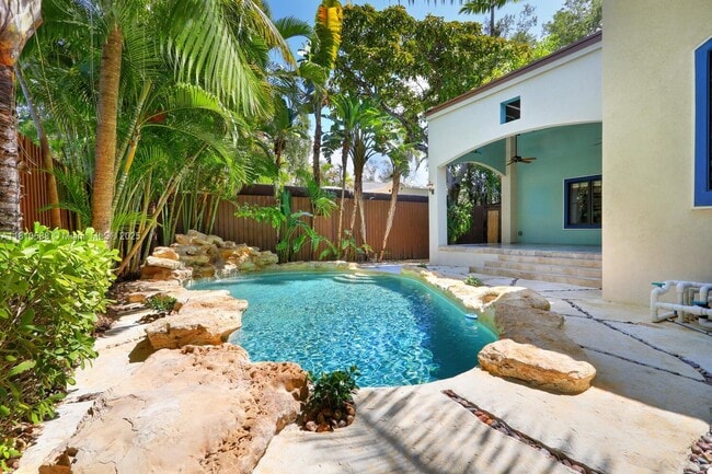 Building Photo - 2527 Inagua Ave