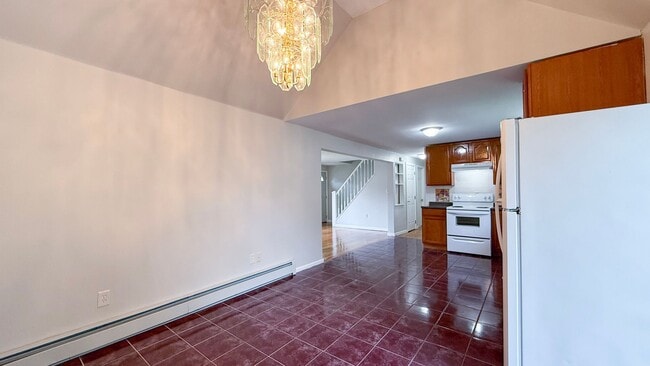 Building Photo - Gorgeous single-family home near Hartford ...