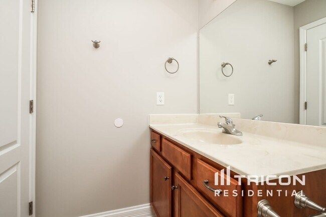 Building Photo - 4212 Aurora Cir