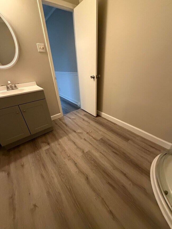 Building Photo - Newly Renovated For You! DEPOSIT SPECIAL $1000.00!