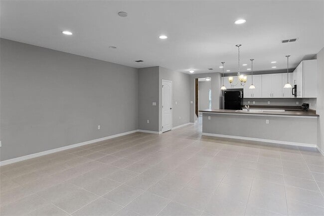 Building Photo - 228 Primrose Dr