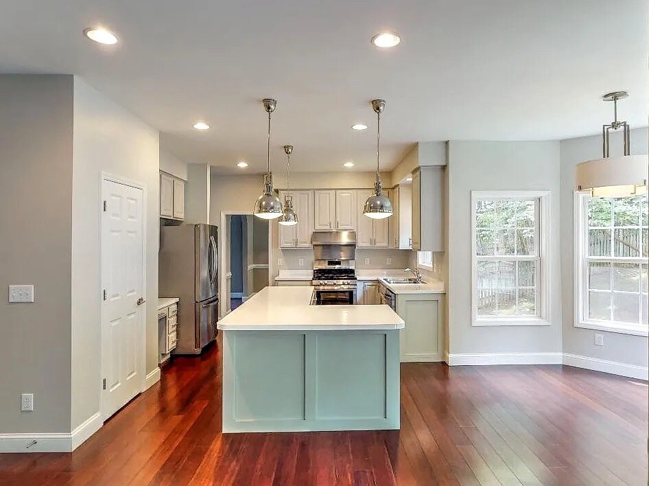 Building Photo - Room in House on New Parkside Dr