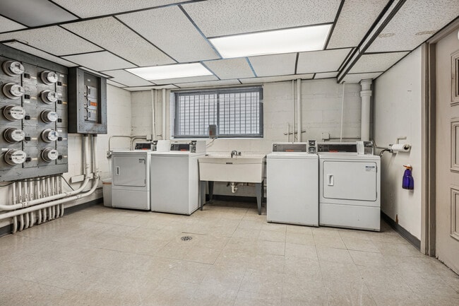 Building Photo - 1044 Ontario St