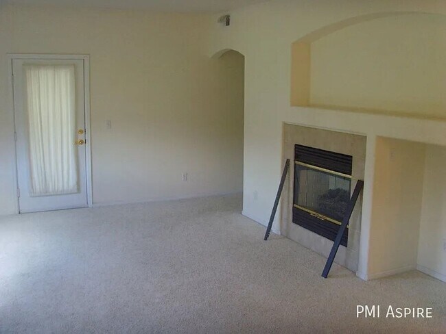 Building Photo - Beautiful 2-Bed/2-Bath Townhome in Longmont!
