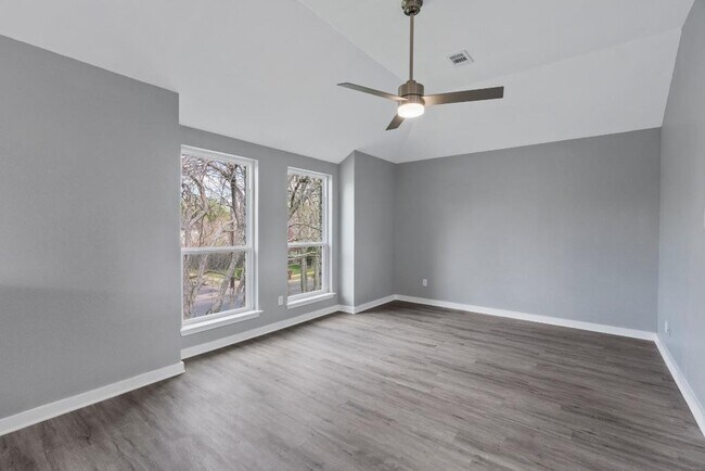 Building Photo - 700 Creekmont Dr