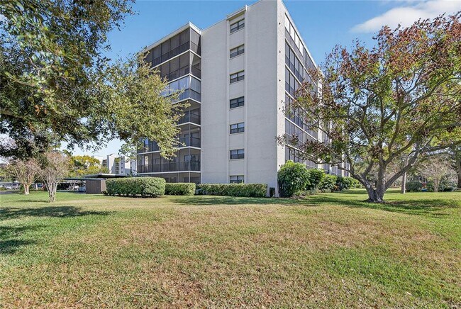 Building Photo - 2900 Cove Cay Dr