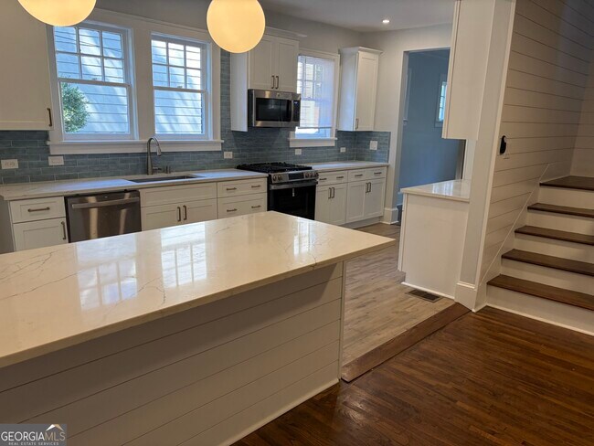 Building Photo - 888 Vedado Way NE