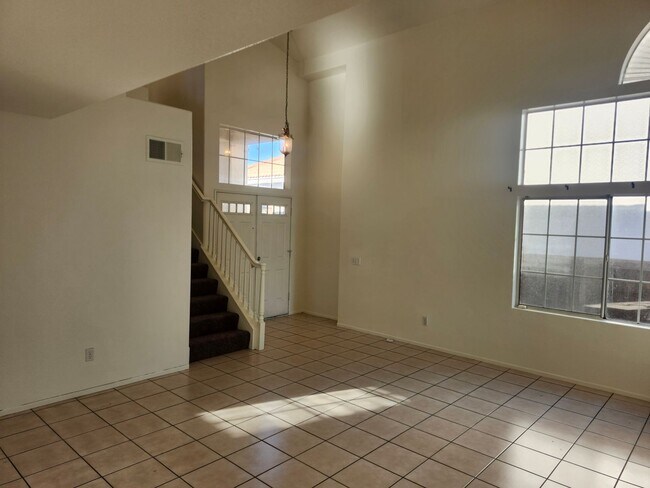 Building Photo - Spacious 4-Bedroom Home in a Prime Location