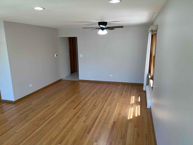 Building Photo - 5807 W Addison St