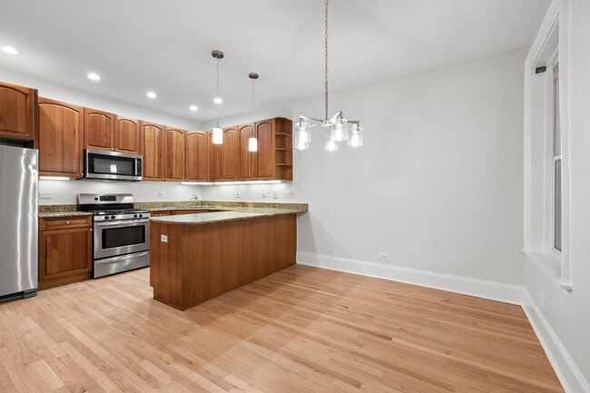 Building Photo - 1521 W Sunnyside Ave