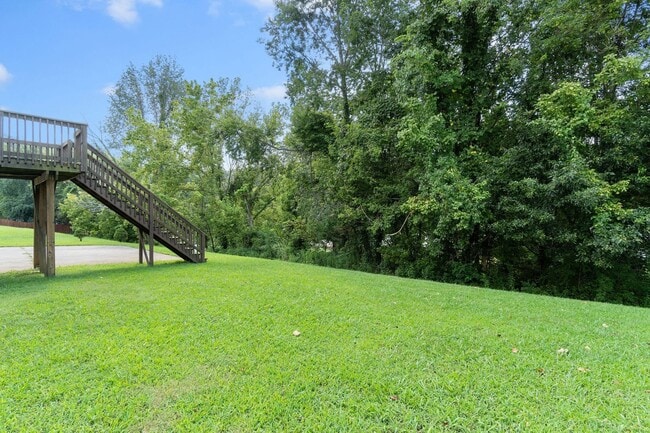 Building Photo - Come take a look at this 5 bedroom beauty!