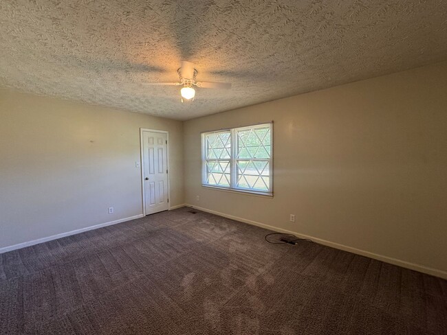 Building Photo - Charming 3 Bed 2.5 Bath Fayetteville Home