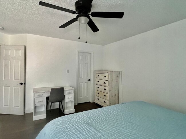 Building Photo - 4BD/2.5BA Gorgeous Home with Fence Backyar...