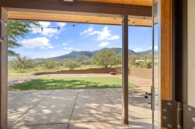 Building Photo - Mountain Views