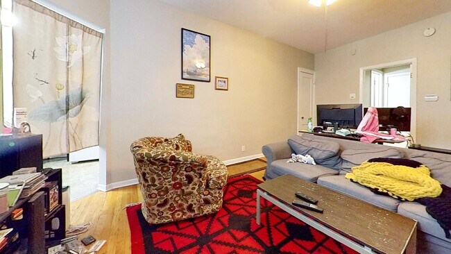 Interior Photo - 734-44 W. Aldine