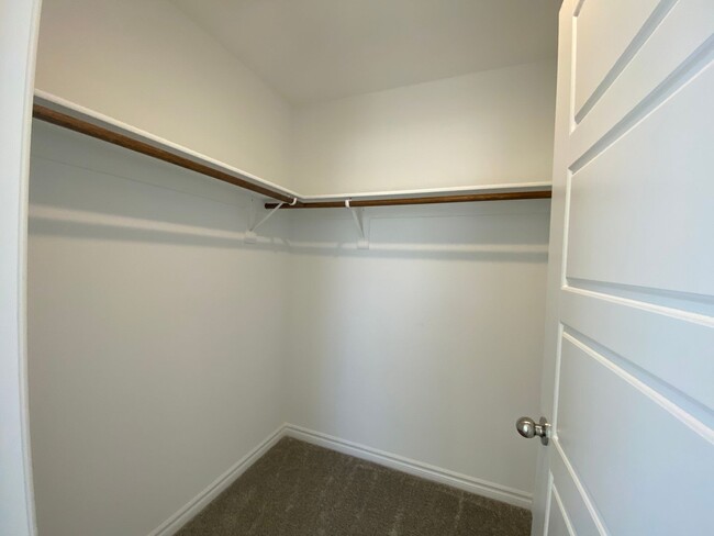 Building Photo - Fabulous 4 bedroom  Townhouse