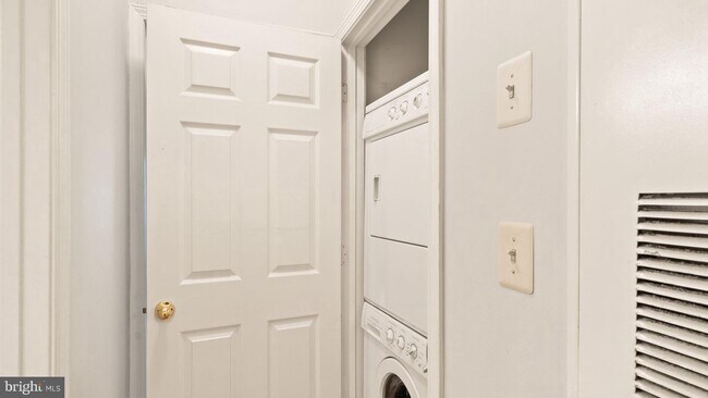 Building Photo - 13058 Autumn Woods Way