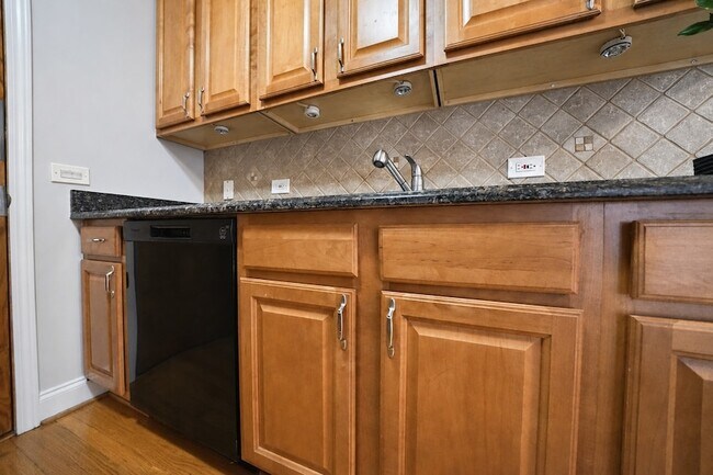 Building Photo - 4940 N Leonard Dr