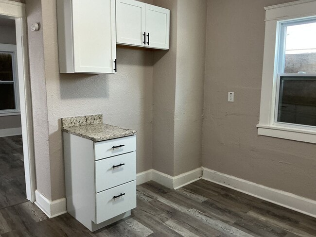 Building Photo - 3 Bedroom Single Family Home