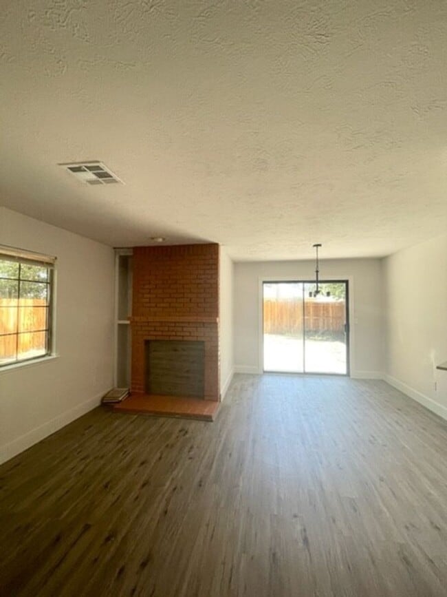 Building Photo - Darling Elk Grove Halfplex!