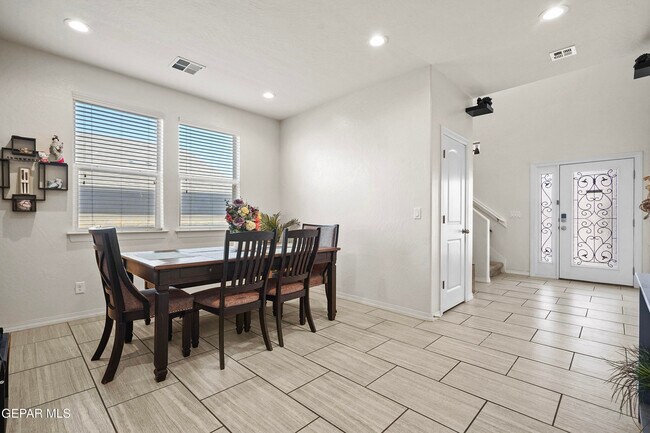 Building Photo - 212 S Manzanita Dr