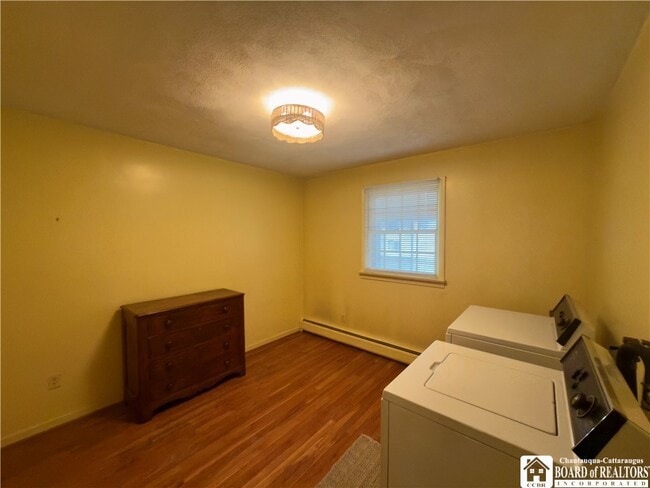 Building Photo - 32 Maple St