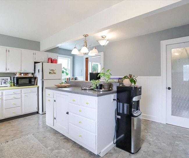 Building Photo - Beautiful New Listing Available August 21, 2026.  Monthly rent $2,100