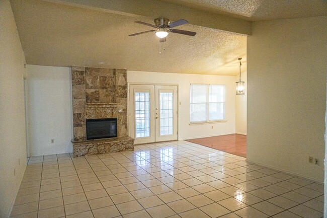 Building Photo - Universal City 3 Bedroom, 2 Bath, Single S...