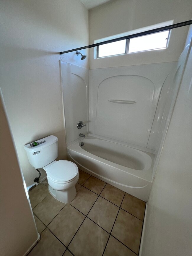 Building Photo - HOUSE FOR RENT