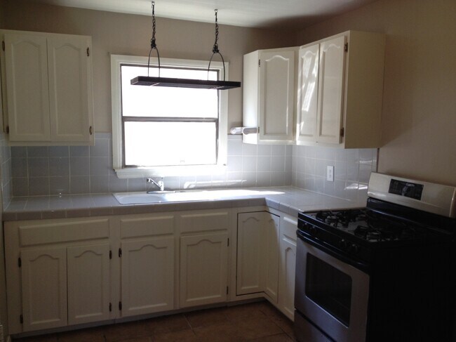 Building Photo - 2556 W Ramona Rd