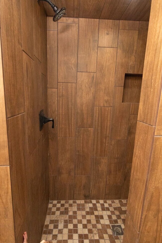 Building Photo - 910 N Carol Ave