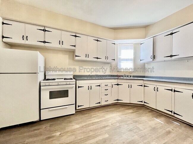 Building Photo - 1133 3rd St