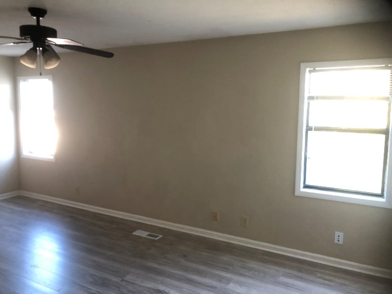 Building Photo - 502 Oak Cir Dr