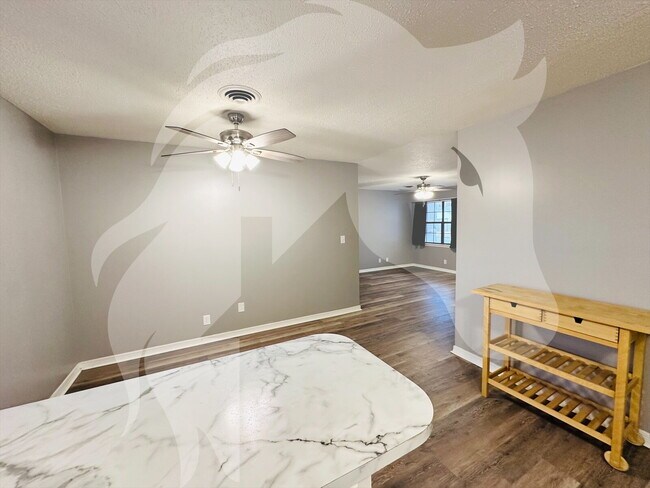 Building Photo - 2718 W Elm Ave