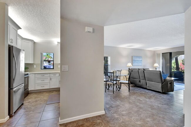 Building Photo - 300 Uno Lago Dr