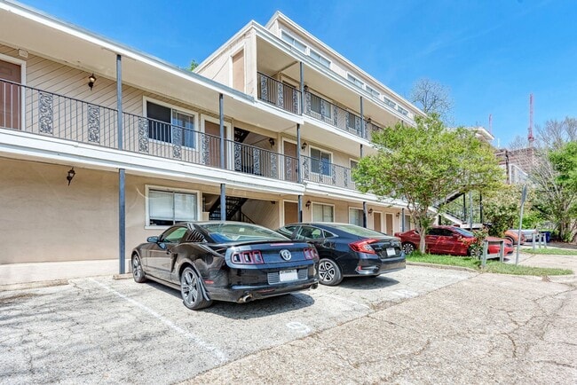 Building Photo - 2 month lease cute 1-1 blocks from campus ...