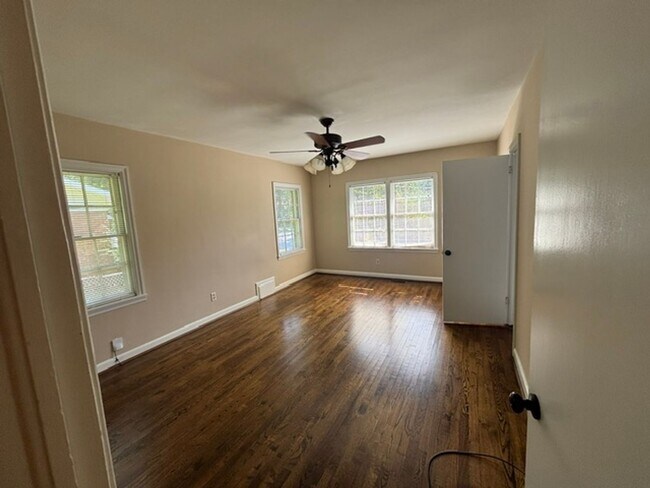 Building Photo - 1531 Iris Dr
