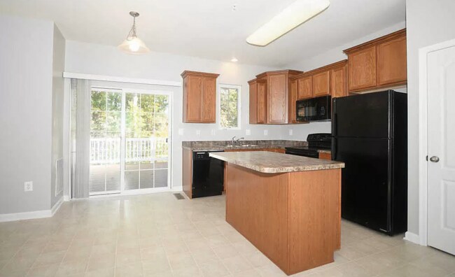 Building Photo - Beautiful End-Unit Townhome in Tanyard Spr...