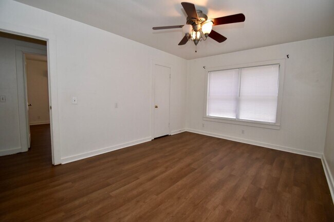 Building Photo - 3 Bed 1 Bath Home!