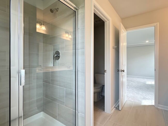 Building Photo - 4 Bedroom End Unit Townhome Almost New