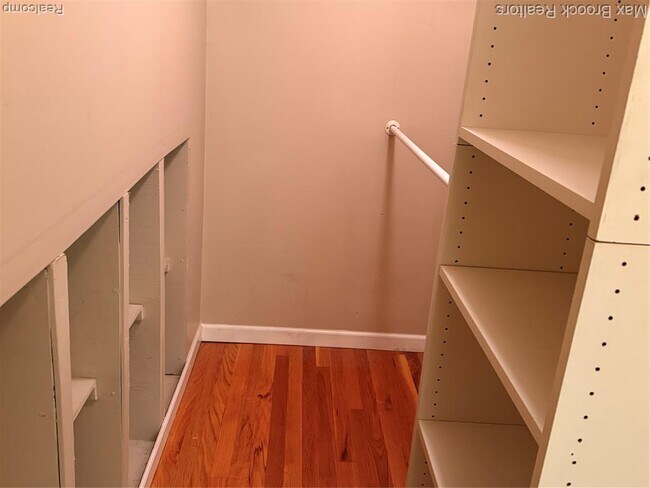 Building Photo - 2105 Rowland Ave