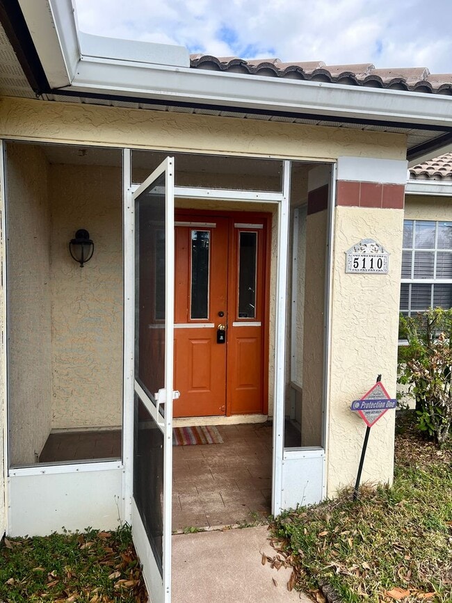 Building Photo - COZY 3 BEDROOM, 2 BATH HOME WITH TILE & LAMINATE THROUGHOUT, PRIVATE SCREENED PATIO