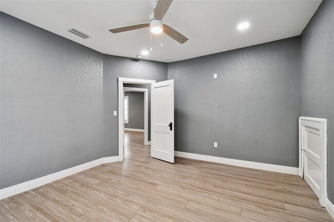 Building Photo - 6810 N Navin Ave