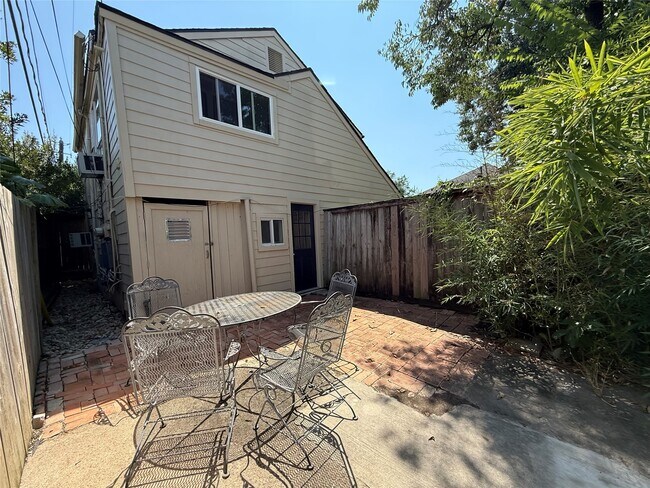 Primary Photo - 2128 Sul Ross St