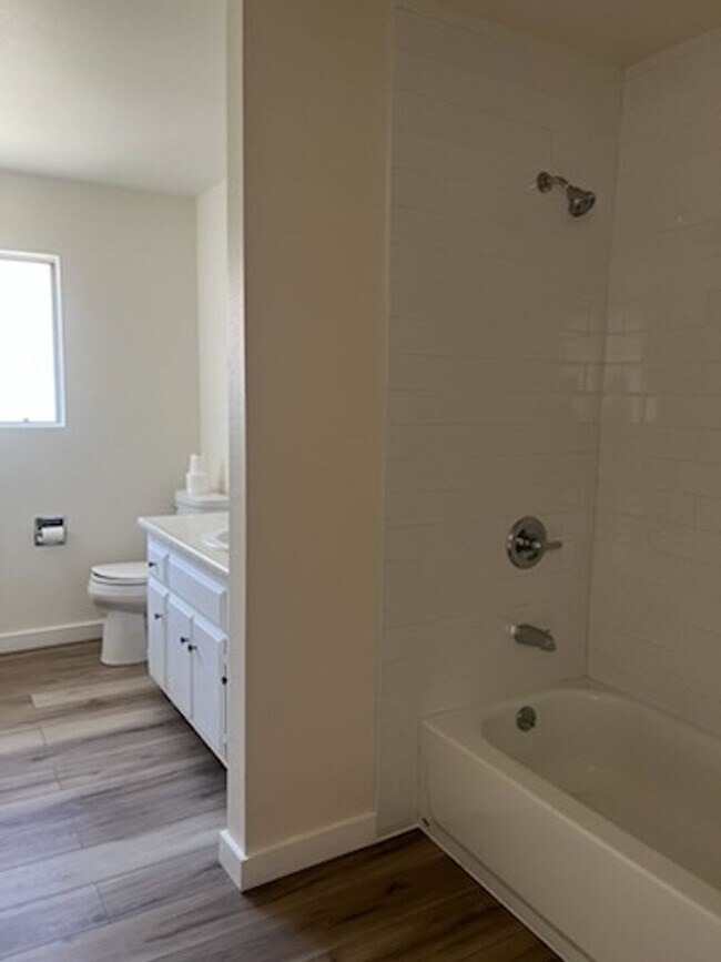 Building Photo - 722