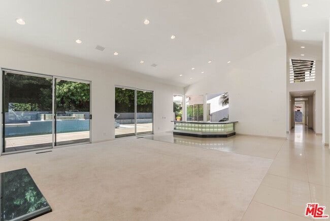 Building Photo - 811 N Hillcrest Rd