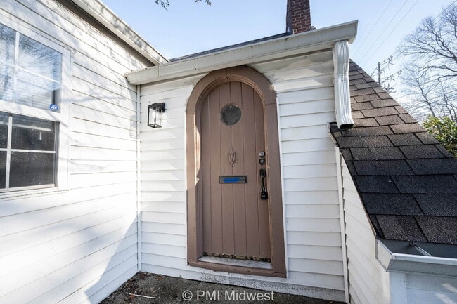Building Photo - "Charming 3-Bedroom Haven with Spacious Living in Indianapolis – 2,190 Sq Ft of Comfort!"