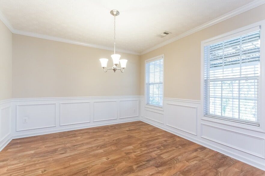 Building Photo - 670 Chapel Hill Dr SE