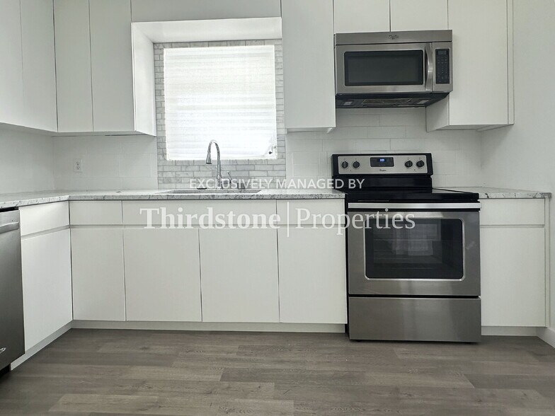 Building Photo - 8105 Santillo Dr