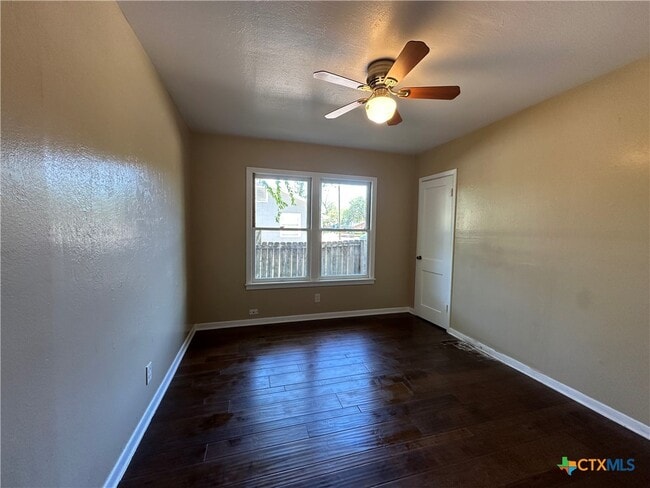 Building Photo - 726 E Humphreys St